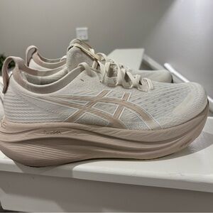 Asics Women's Gel-Nimbus 27 Size 9